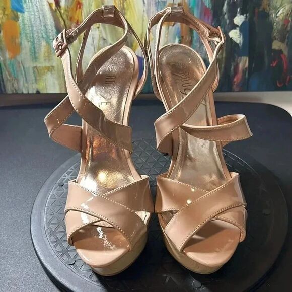🔥LIKE NEW🔥 Unique and Rare / Size 10 / Heel Height 4 inches - Picture 2 of 4